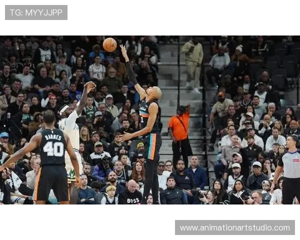 波蒂斯凭借空间型投射与篮板拼抢提升了雄鹿衔接段阵容的进攻容错率